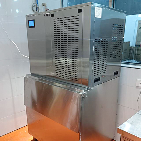 500公斤片冰機前吸風(fēng)交付重慶某大酒店