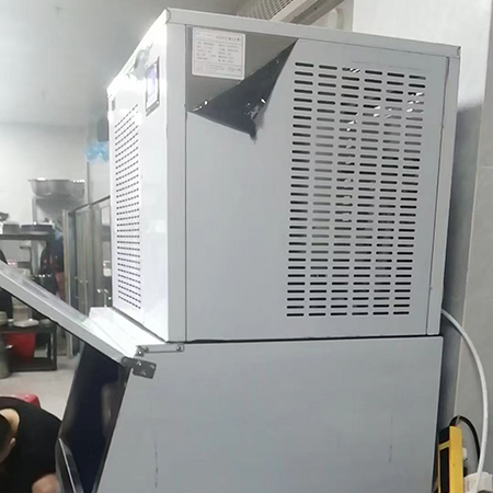 300公斤雪花制冰機交付重慶某火鍋店